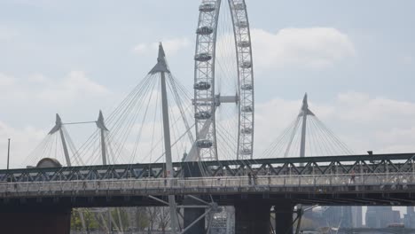 Blick-Vom-Boot-Auf-Die-Themse-Unter-Der-Charing-Cross-Rail-Bridge-Mit-London-Eye